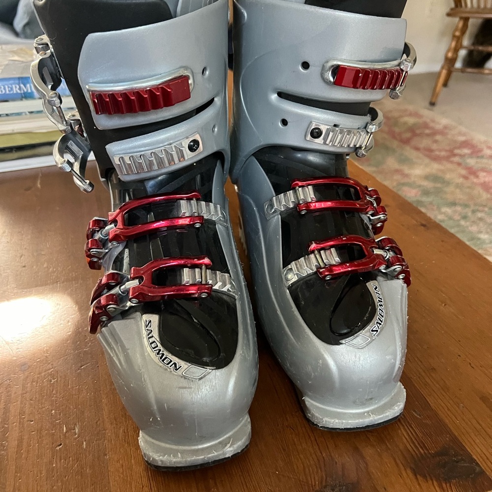 Silver Solomon ski boots (good condition)